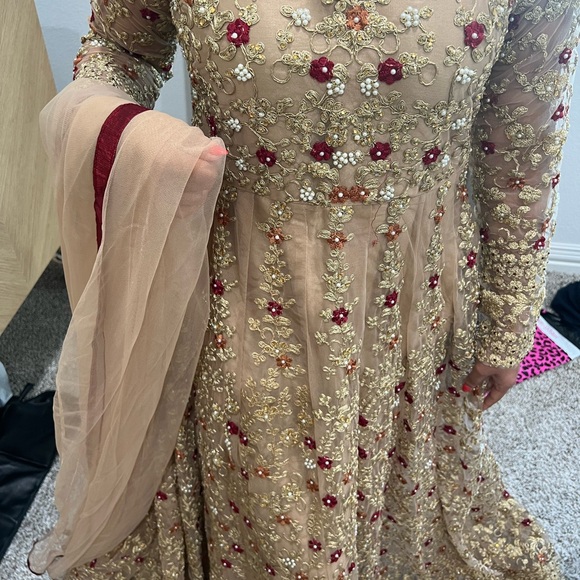 Gold Pakistani 3 piece set (high low style) shalwar kurta and dupatta - Picture 4 of 5